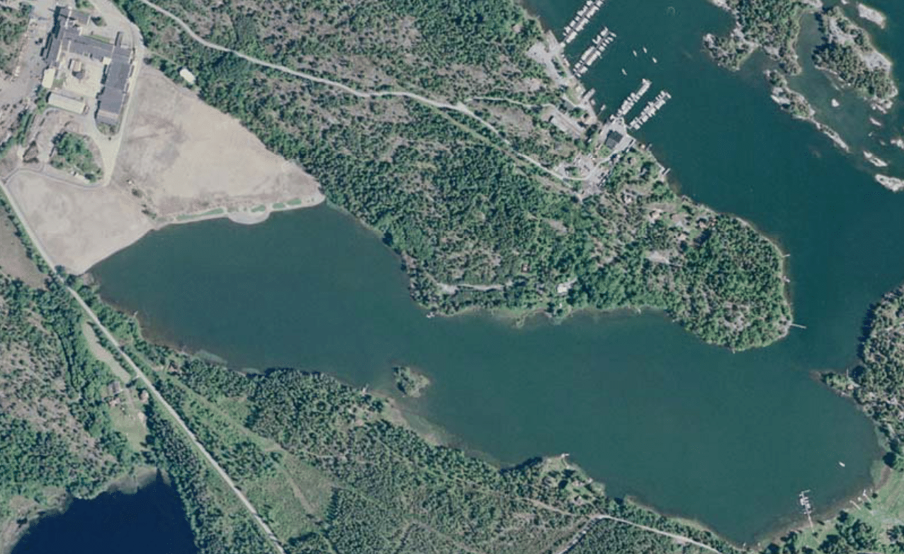 Örserumsviken med det gamla fabriksområdet samt det sanerade strandområdet. Copyright Lantmäteriet 2004-11-09. Ur Din Karta och SverigeBilden™